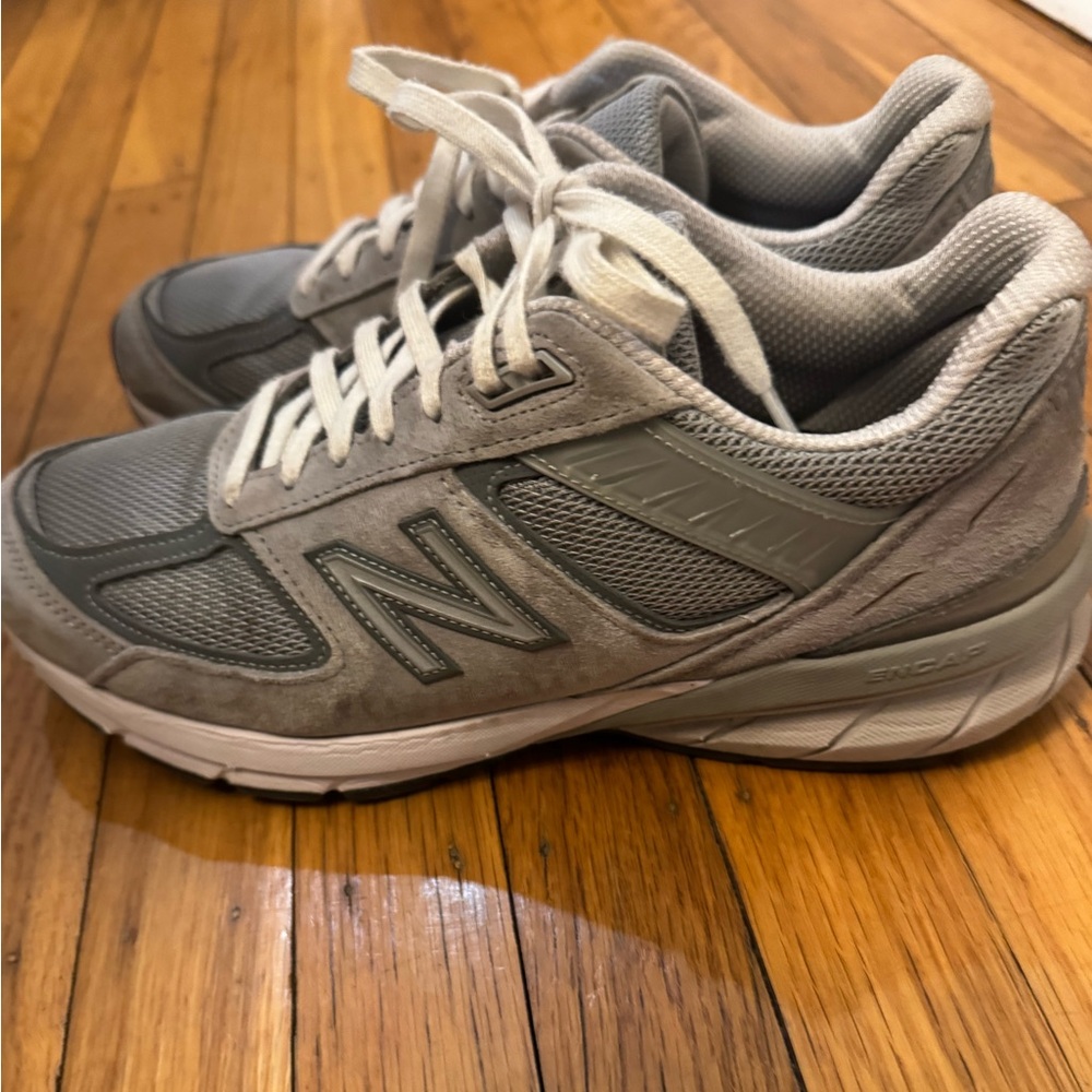 Women’s 9.5 New Balanvce 990 V5